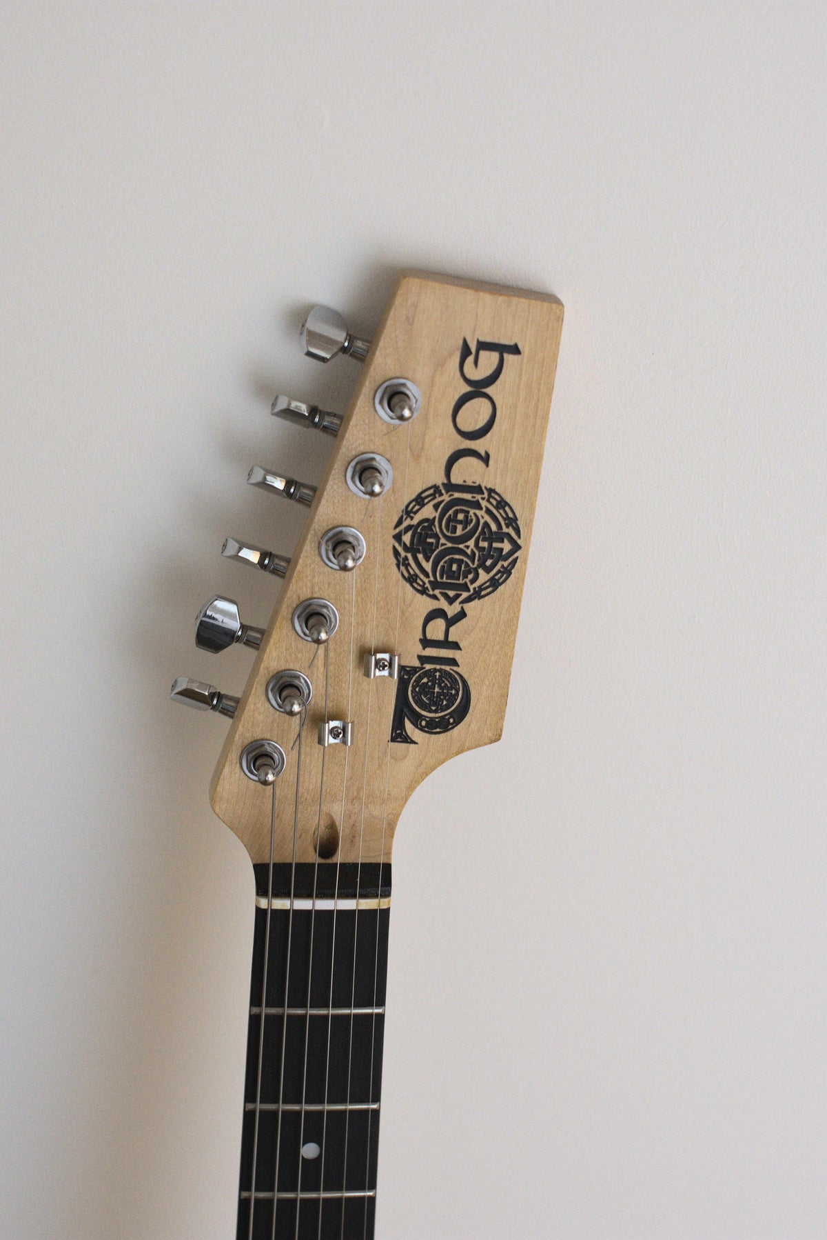 Gitarre mit Tir Nan Og Logo