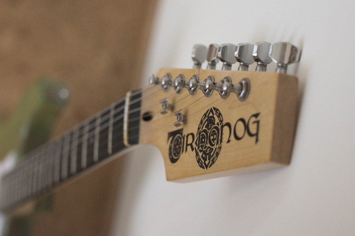 Gitarre mit Tir Nan Og Logo
