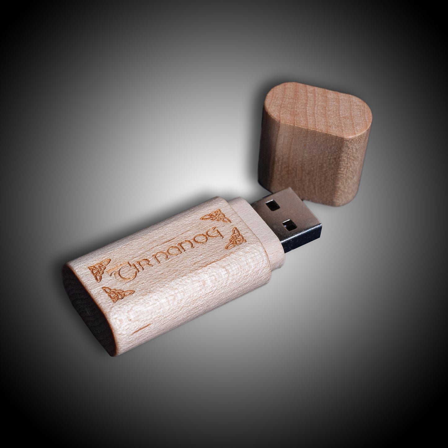 USB-Stick "Holz" mit allen 6 Alben und Bonusmaterial